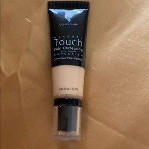 Younique mineral touch concealer Velour